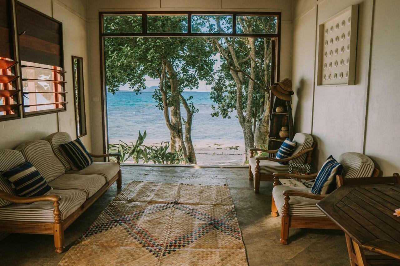Whispering Palms - Absolute Beachfront Villas Port Vila Exterior foto